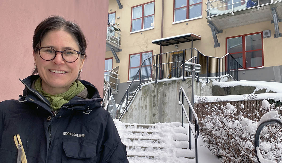 Johanna Sandahl i snöig stadsmiljö.